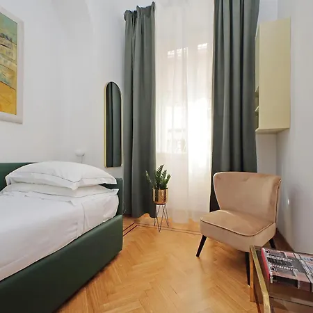 Treasurerome Adriana Charme 4br * Rome